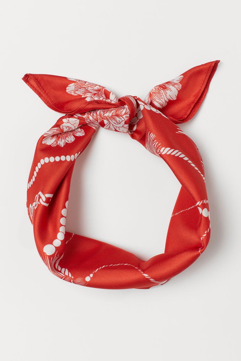 Le foulard a motifs