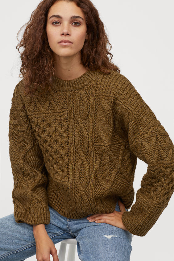 Le pull en tricot à câble