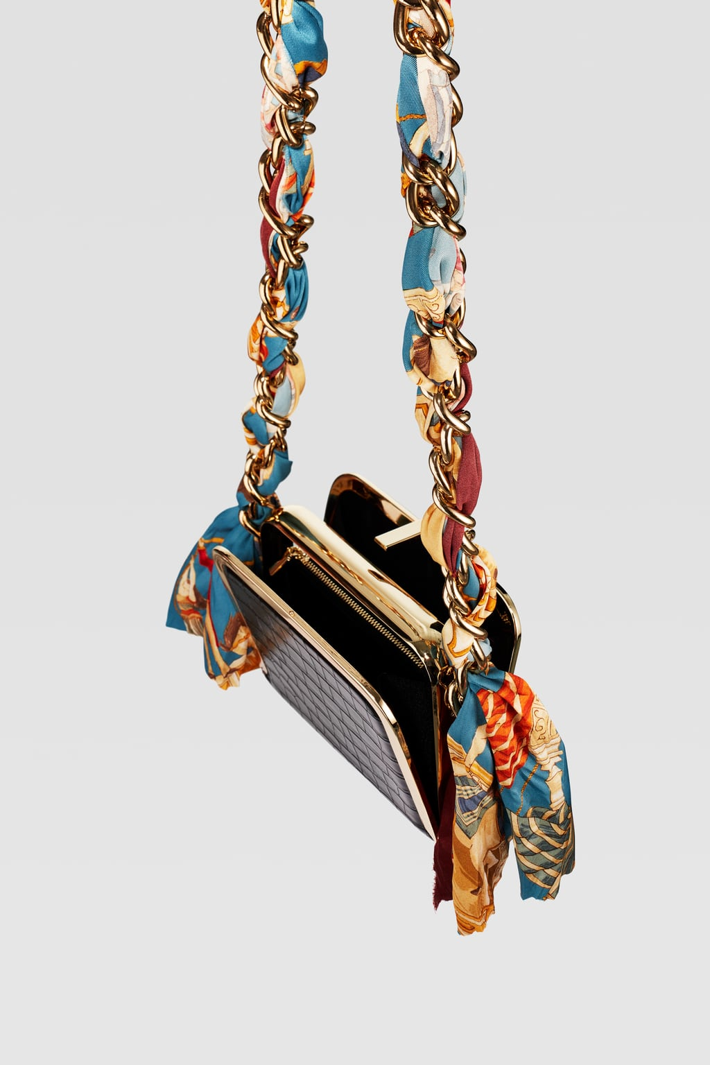 Le sac à bandoulière en foulard
